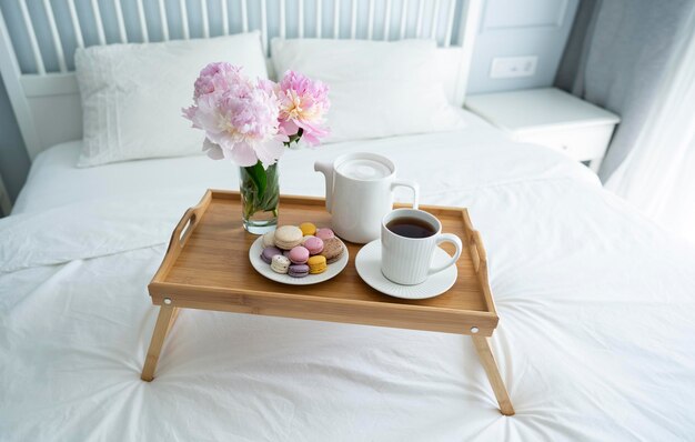 Bandeja com café da manhã na cama