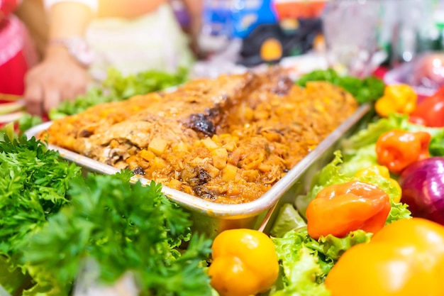 Bandeja com comida tradicional de Natal da Nicarágua conhecida como relleno