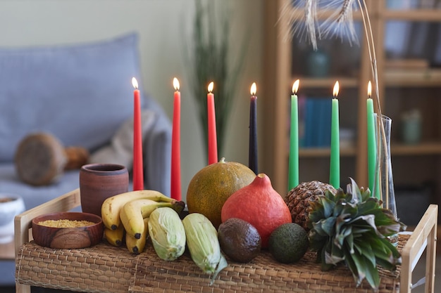 Bandeja com frutas exóticas e velas para férias