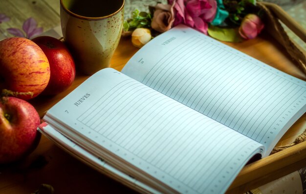 Bandeja com maçãs, livro e flores, para base de mensagem