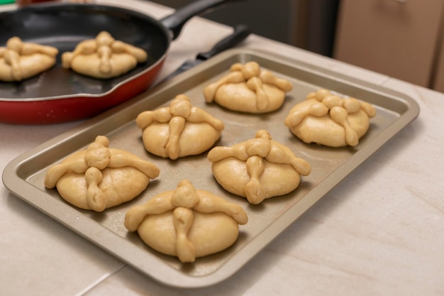 Bandeja com pão dos mortos pronto para assar no balcão de uma cozinha mexicana