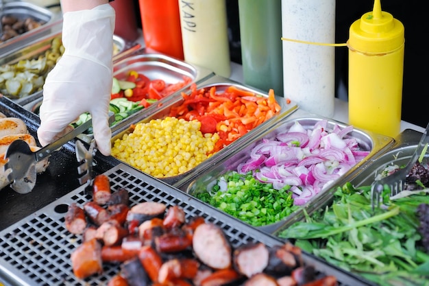 Bandeja con comida cocinada en escaparate en la cafetería.