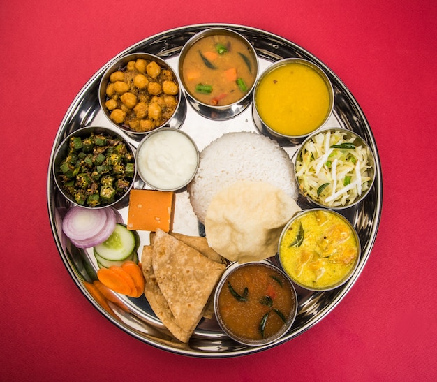 Bandeja completa de comida estilo restaurante o veg thali hindú o hindú para el almuerzo o la cena. Primer plano, enfoque selectivo