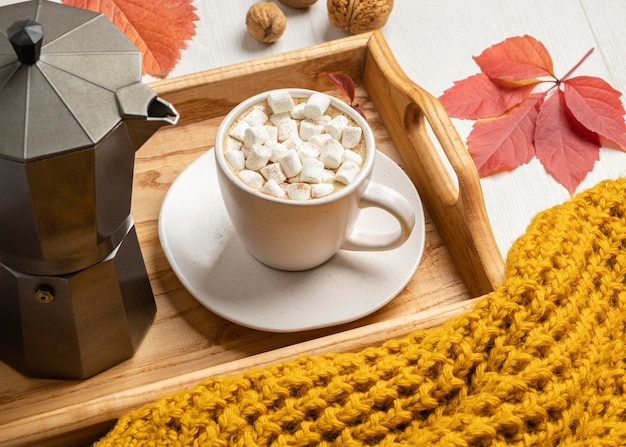 Foto bandeja de ângulo alto com xícara de chocolate quente e marshmallows com suéter