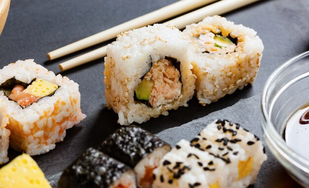 Foto bandeja de ardósia de sushi sortido