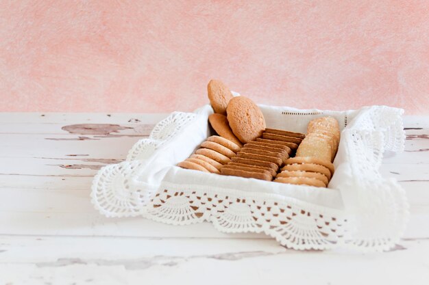 bandeja de biscoitos em uma mesa de madeira branca e fundo rosa