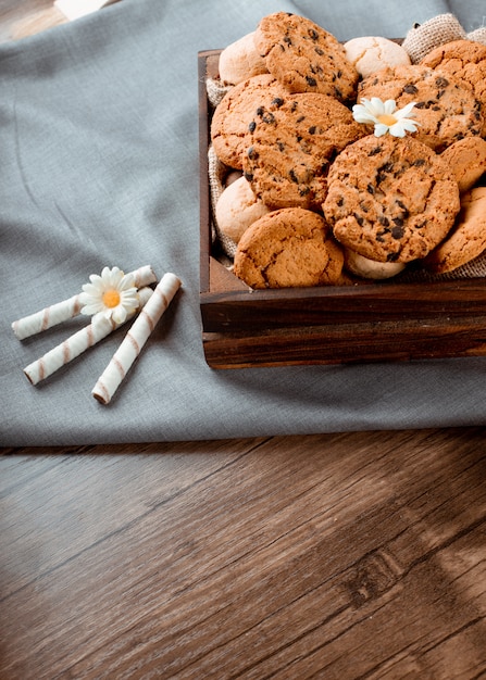 Bandeja de biscoitos na toalha de mesa azul