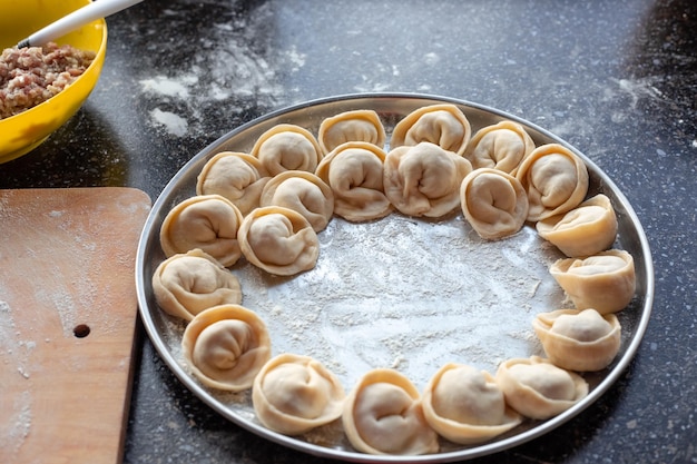 Bandeja de bolinhos crus para cozinhar Bolinhos caseiros de cozimento