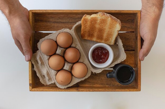 Bandeja de café da manhã americana, ingredientes tradicionais, pão torrado, ovos, geléia e café