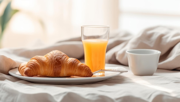 Bandeja de café da manhã com croissants de suco de laranja e leite no quarto