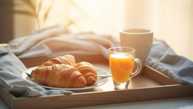 Bandeja de café da manhã com croissants de suco de laranja e leite no quarto