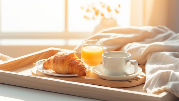 Bandeja de café da manhã com croissants de suco de laranja e leite no quarto