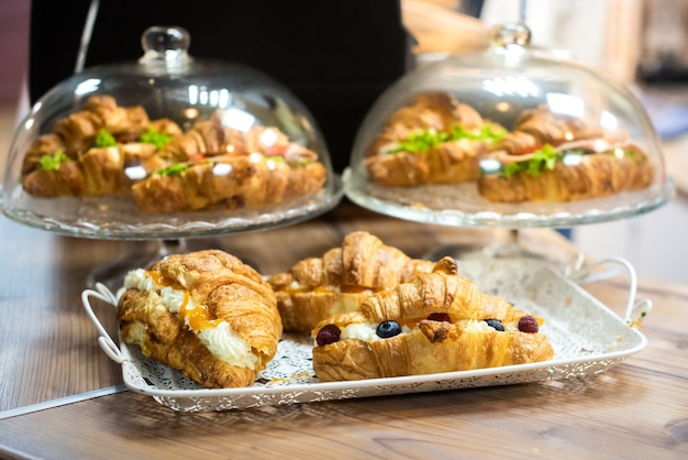 Bandeja de cafeteria com scones e croissants caseiros. bolos apetitosos frescos.