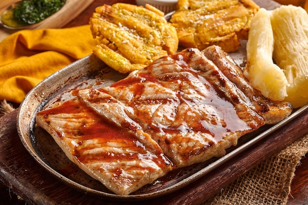 Foto bandeja de carne grelhada com molho picante em t