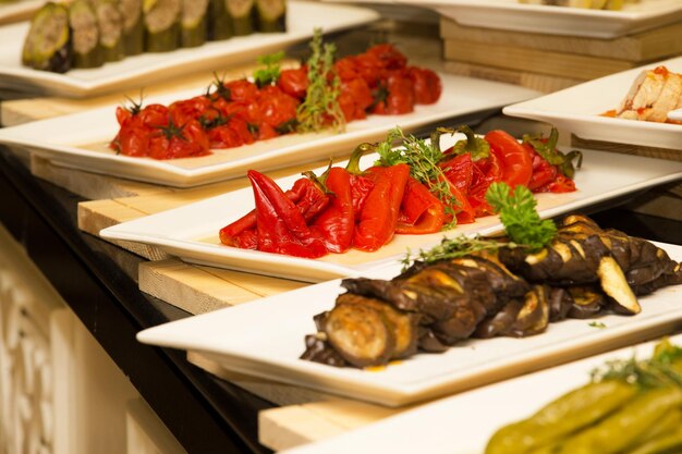 Bandeja de comida variada para buffet de saladas