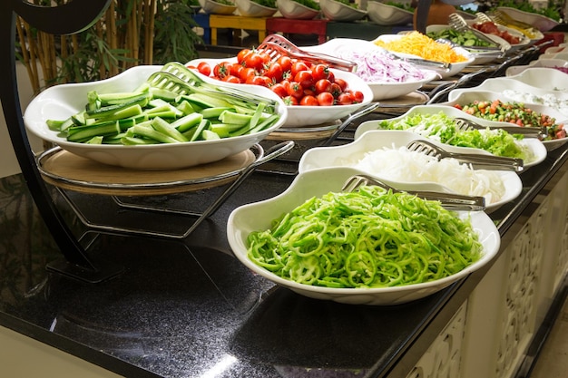 Bandeja de comidas variadas para buffet de saladas