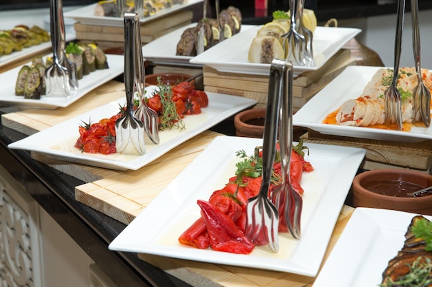 Bandeja de comidas variadas para buffet de saladas