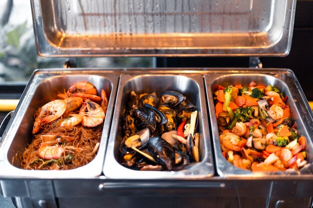 Bandeja de frutos do mar em restaurante buffet, Camarão e marisco