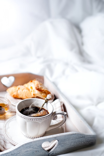 Bandeja de madeira com café da manhã leve na cama