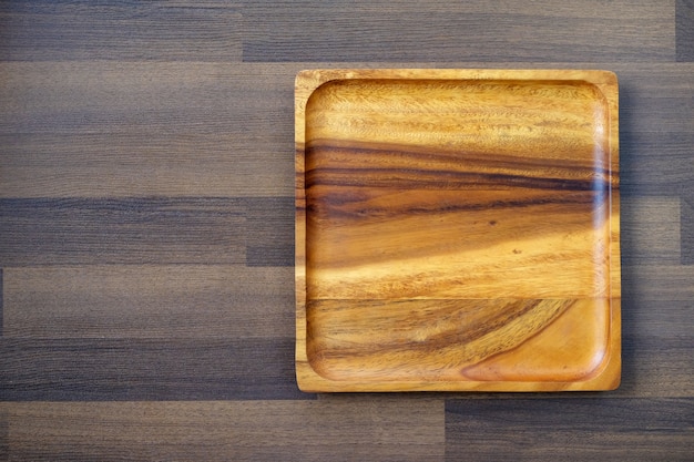 Foto bandeja de madeira vazia na mesa