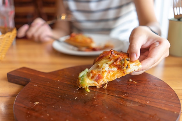 Bandeja de mergulho de pizza quente de coberturas de pizza incluem presunto, carne de porco, páprica e legumes