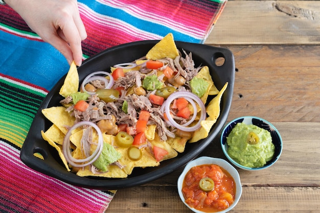 Bandeja de nachos com carne e decoração mexicana tigelas com salsa vista superior espaço para texto