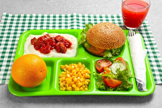 Bandeja de servir com comida deliciosa na mesa. Conceito de merenda escolar