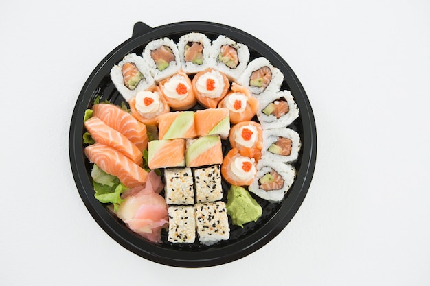 Bandeja de sushi variado