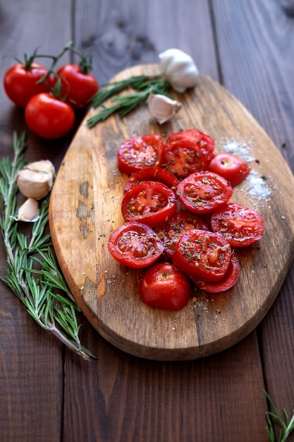 Bandeja de tomate cereja e alecrim para assar