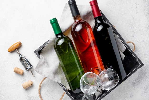Foto bandeja de vista superior com garrafas de vinho
