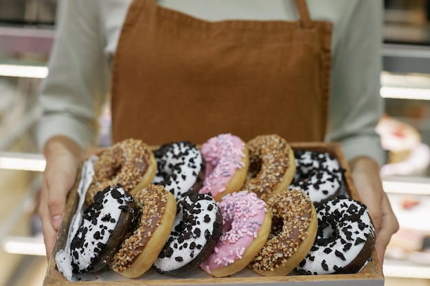 Foto bandeja con deliciosos donuts