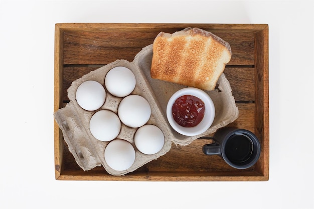 Bandeja de desayuno americano, ingredientes tradicionales, pan tostado, huevos, mermelada y café