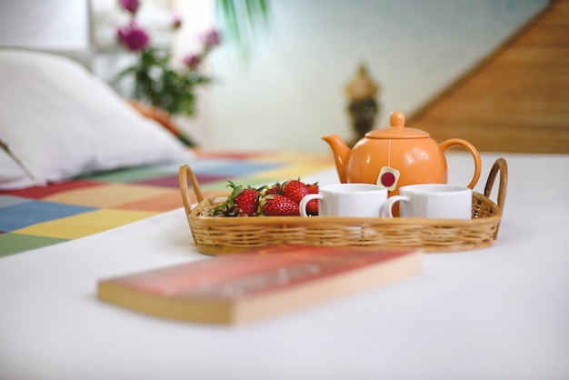 Bandeja con desayuno en la cama