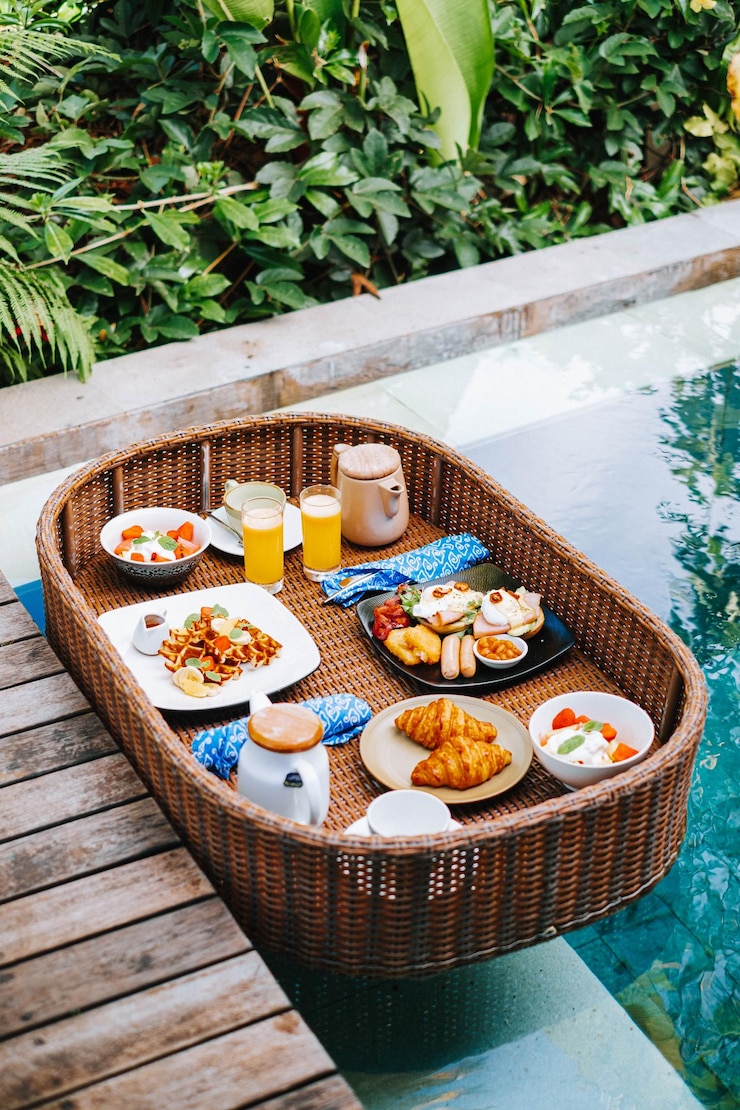 La bandeja del desayuno está flotando en la piscina