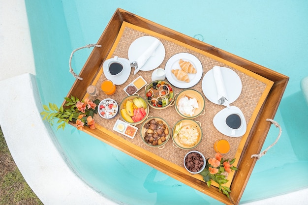 Bandeja de desayuno flotante en hotel de piscina de lujo