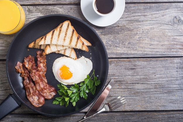 Bandeja de desayuno con huevos, tocino y tostadas Fondo de comida