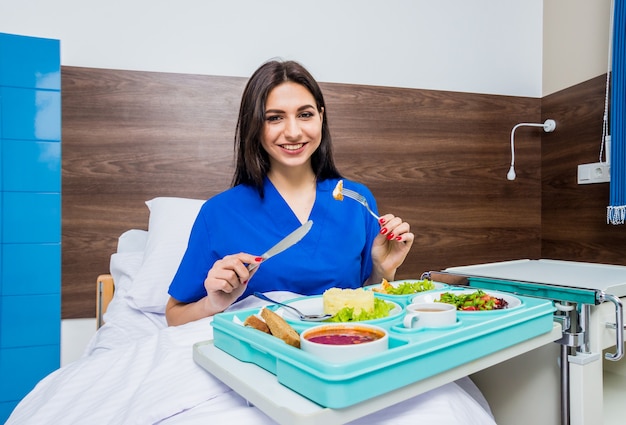 Foto bandeja con desayuno para la joven paciente.