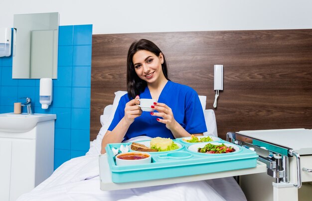 Bandeja con desayuno para la joven paciente.