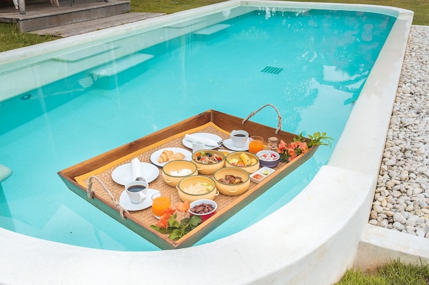 bandeja flutuante de café da manhã em hotel luxuoso com piscina