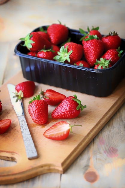 Bandeja con fresas Cuchillo