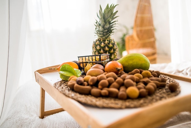 bandeja con frutas exóticas