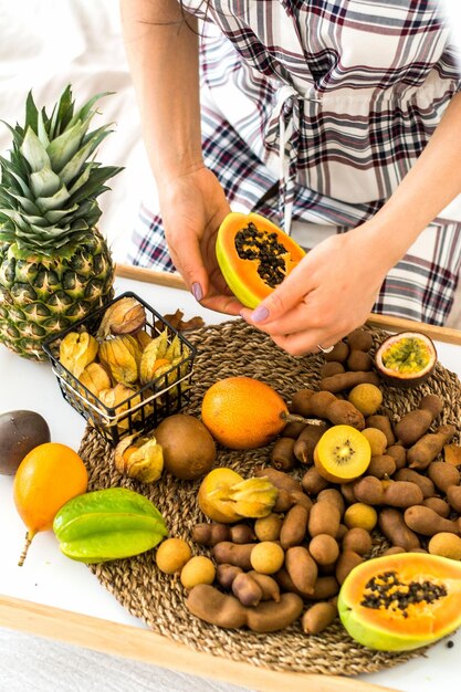 Foto bandeja con frutas exóticas