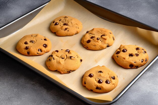 una bandeja de galletas con chispas de chocolate sobre una mesa