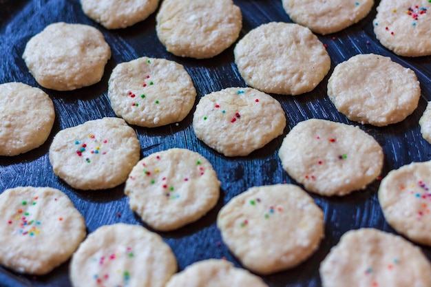 Una bandeja de galletas con chispas