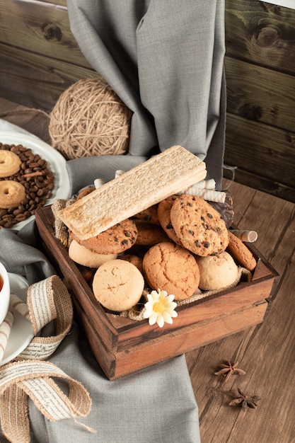 Una bandeja de galletas y galletas de madera.