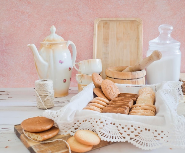 bandeja de galletas en una mesa de madera blanca y fondo rosa