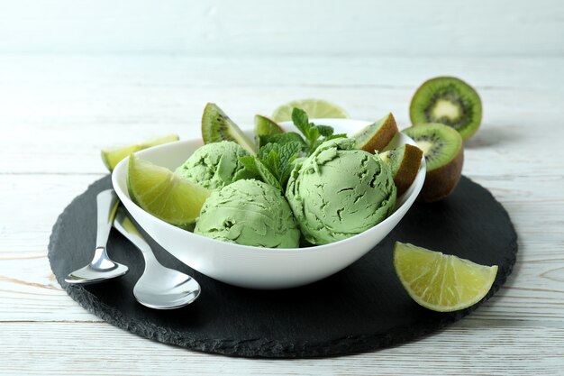 Bandeja con helado de menta en madera blanca