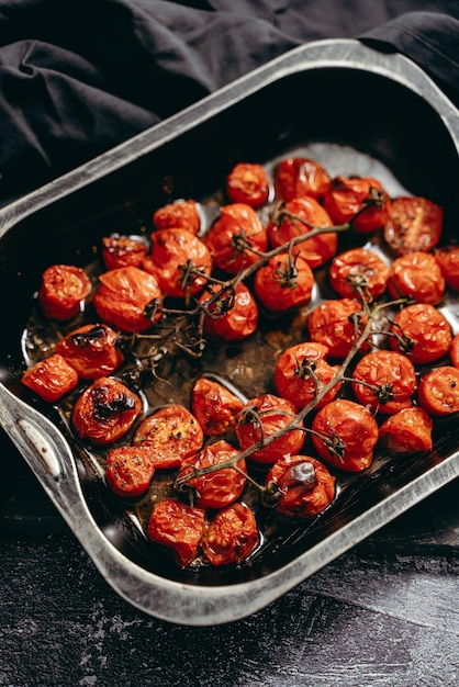 bandeja de horneado con tomates de cereza asados con ajo oliva y tomillo vista superior plana