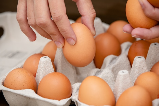 Bandeja de huevos de gallina marrón y orgánicos sobre la mesa