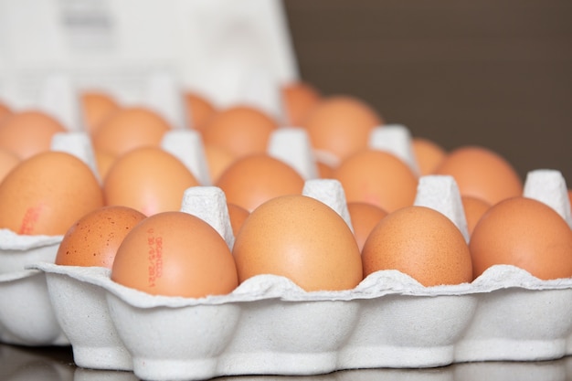 Bandeja de huevos de gallina marrón y orgánicos sobre la mesa